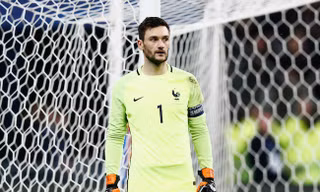 Lloris có 55 lần đeo băng thủ quân Pháp.