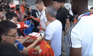 HLV Mourinho từ chối ký tặng vào áo đấu Chelsea.