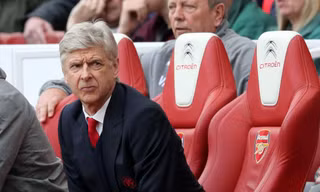 HLV Wenger không vui vì nhiều CĐV Arsenal liên tục phản đối mình.