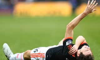 Darmian dính chấn thương khá nặng ở vai.