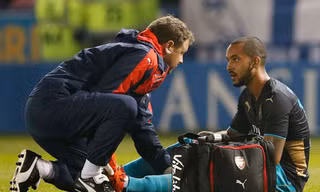 Walcott tái phát chấn thương.