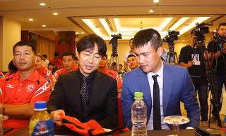 HLV Miura và Công Vinh.