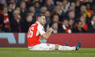 Aaron Ramsey dính chấn thương ở trận đấu với Liverpool.
