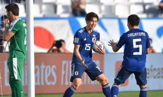 Yuya Osako ăn mừng bàn thắng cho Nhật Bản.
