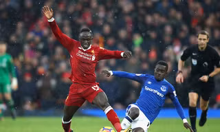 Martina (phải) trong một pha tranh chấp với Sadio Mane của Liverpool. Ảnh: AFP.