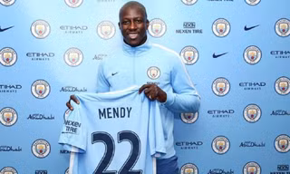 Benjamin Mendy chính thức khoác áo Man City.