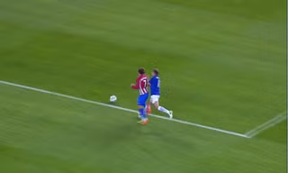 Albrighton phạm lỗi với Griezmann bên ngoài vòng cấm, nhưng trọng tài lại chỉ tay vào chấm 11m.