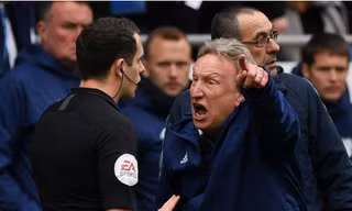 HLV Neil Warnock vẫn chưa thôi ấm ức về trận thua ngược trước Chelsea.