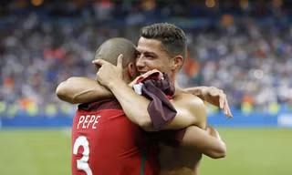Pepe chia vui cùng Ronaldo.