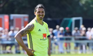 Zlatan Ibrahimovic chưa gia nhập M.U vì muốn chờ thêm 1 triệu bảng tiền thưởng từ PSG.