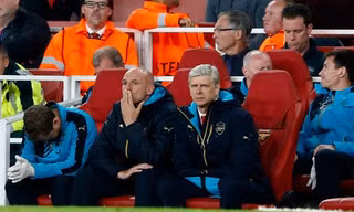 Thua trận, Wenger đổ lỗi cho may mắn.
