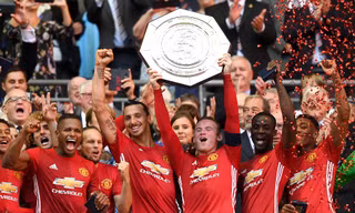 Ibra và đồng đội ăn mừng Siêu Cup Anh.