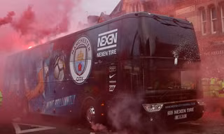 Xe bus của Man City bị CĐV Liverpool tấn công.