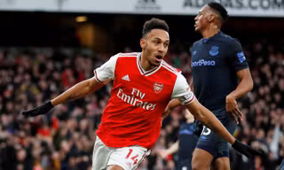 Pierre-Emerick Aubameyang lập cúp đúp giúp Arsenal ngược dòng trước Everton.