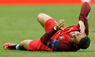 Ronaldo có thể phải nghỉ dài hạn vì chấn thương gặp phải ở trận chung kết.