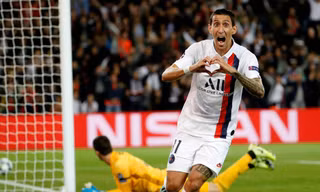 Di Maria ăn mừng bàn thắng vào lưới Real Madrid.