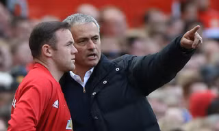 HLV Mourinho lại “trảm” Rooney.