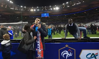 Khán giả tràn vào sân Stade de France.