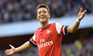 Arsenal sẵn sàng tăng lương và trao áo số 10 cho Ozil.