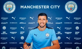 Ruben Dias trong ngày đặt bút ký hợp đồng với Chelsea.