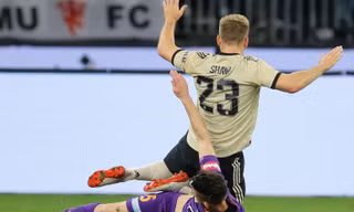 Luke Shaw dính chấn thương trong chiến thắng trước Perth Glory.