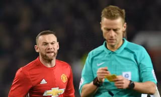 Rooney nhận thẻ vàng trong trận đấu với West Ham.