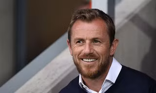 Gary Rowett bất ngờ trở thành ứng viên sáng giá nhất thay Claudio Ranieri dẫn dắt Leicester City.