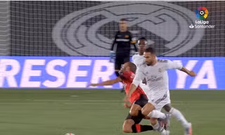 Carvajal phạm lỗi rõ ràng với cầu thủ Real Mallorca nhưng không bị phạt.
