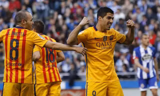 Suarez lập "cú pker" vào lưới Deportivo.