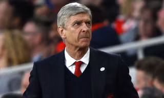 HLV Wenger thất vọng khi Arsenal thảm bại 0-3 trước Crytal Palace.