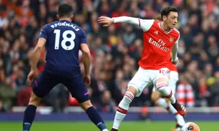 Mesut Ozil quyết bám trụ lại Arsenal.