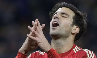 Fabregas trải qua trận thứ 100 trong màu áo ĐT Tây Ban Nha thật đáng quên.