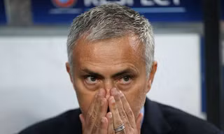 HLV Jose Mourinho bị FA phạt nặng.