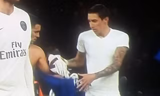 Eden Hazard thản nhiên đổi áo với Di Maria.