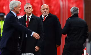 HLV Mourinho không thèm bắt tay đồng nghiệp Mark Hughes.