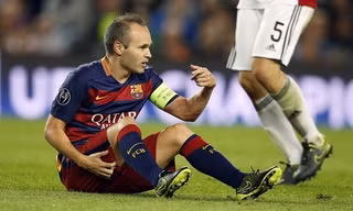 Iniesta dính chấn thương nặng.