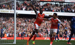 Welbeck ăn mừng bàn thắng nâng tỷ số lên 2-0 cho Arsenal.