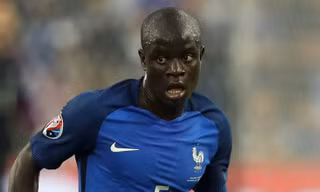 Kante vẫn rất cay cú HLV Wenger.