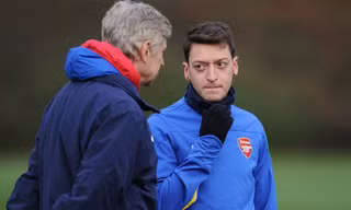Cầu thủ Arsenal bất mãn vì HLV Wenger quá ưu ái Ozil.