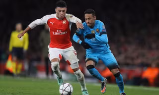 Oxlade-Chamberlain dính chấn thương nặng trong trận đấu với Barcelona.