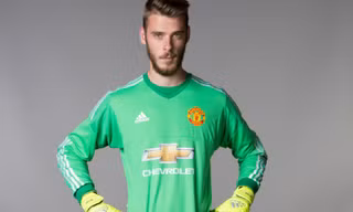 Ở lại M.U, De Gea trở thành thủ môn hưởng lương cao nhất thế giới.