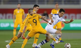 Australia (áo vàng) nhọc nhằn vượt qua Uzbekistan.