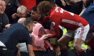 Fellaini giải cứu CĐV nữ M.U bị mắc kẹt.
