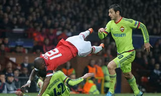 Pha ăn vạ lộ liễu của Ashley Young.