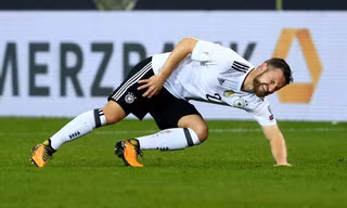 Shkodran Mustafi dính chấn thương rất nặng.