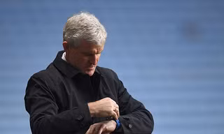 HLV Mark Hughes đã bị Stoke City sa thải.