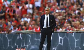 Mourinho không vui trước thái độ của các học trò trước trận.