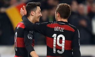Ozil muốn Gotze sang Anh thi đấu.