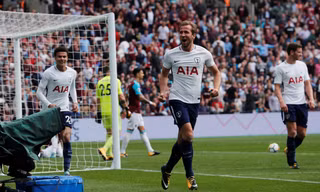 Harry Kane ăn mừng bàn thắng vào lưới West Ham.