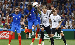 Tình huống Schweinsteiger để bóng chạm tay trong vòng cấm, khiến Đức phải nhận một quả phạt đền.